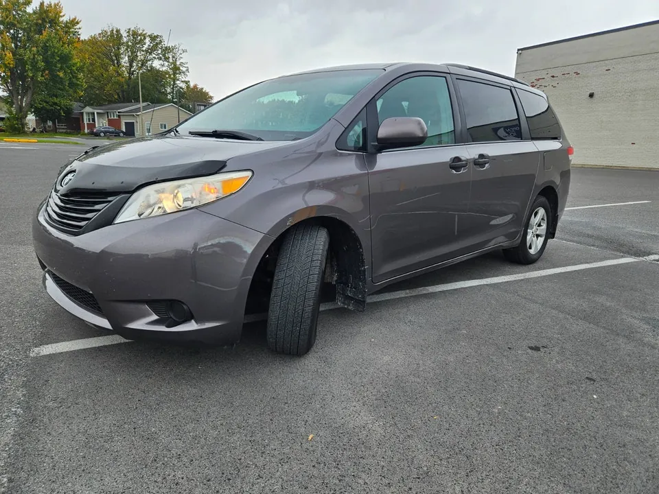 Toyota Sienna 2011 photo 2