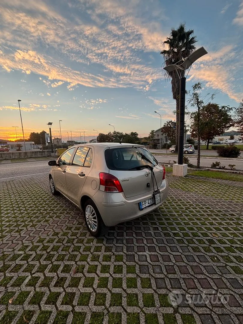 Toyota Yaris 2009 photo 2