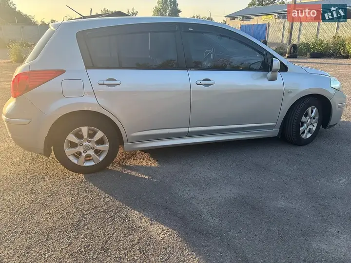 Nissan Tiida 2011 photo 3