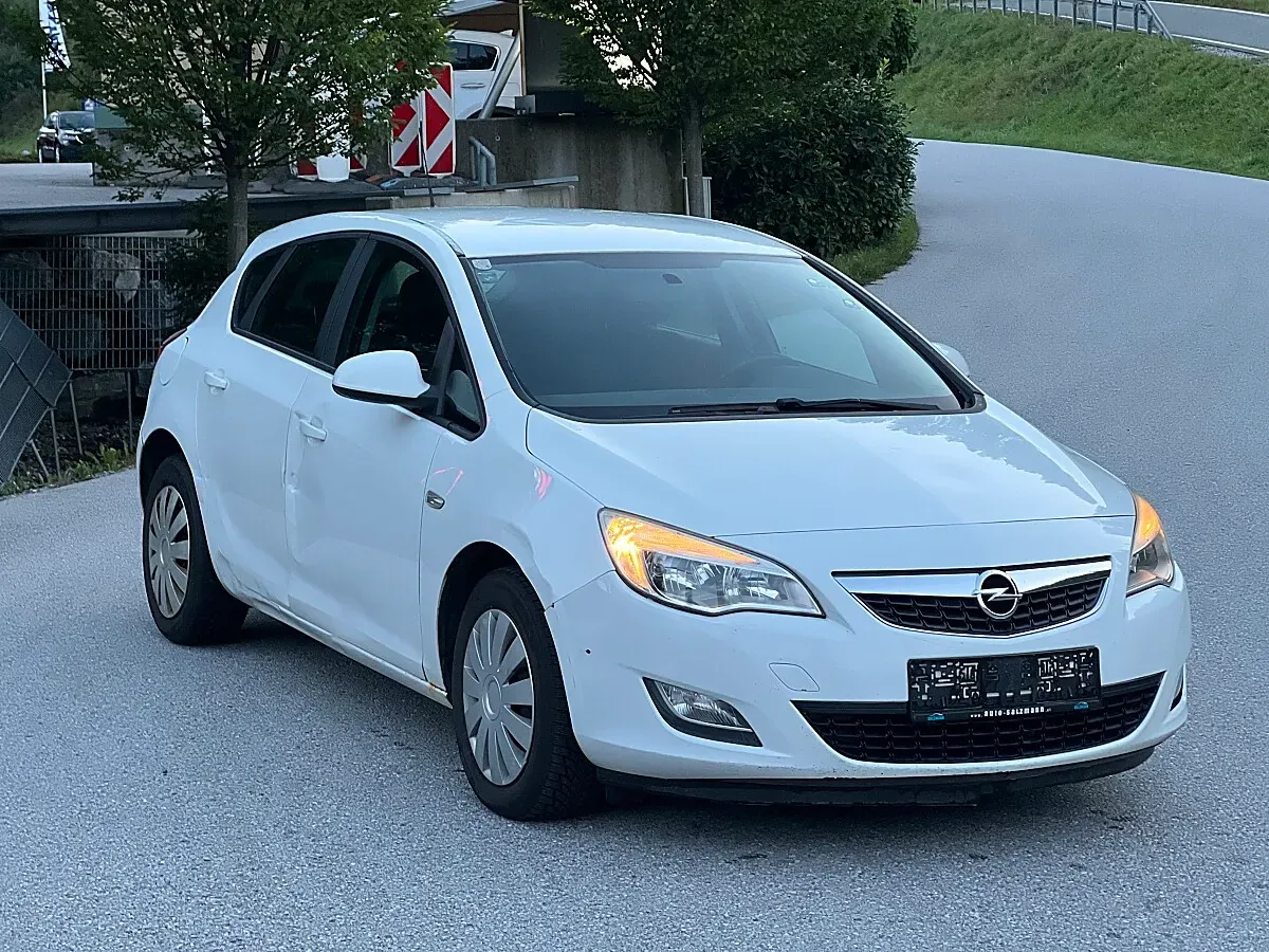 Opel Astra 2011 photo 3