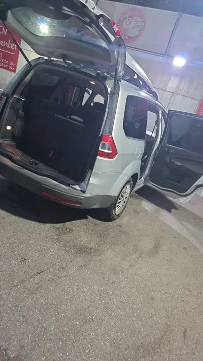 Ford Galaxy 2012 photo 3