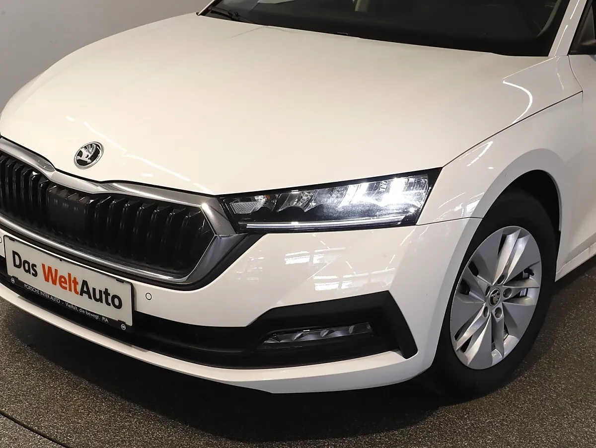 Skoda Octavia 2023 photo 2