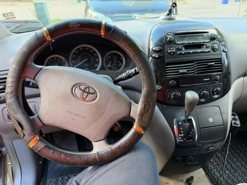 Toyota Sienna 2004 photo 2