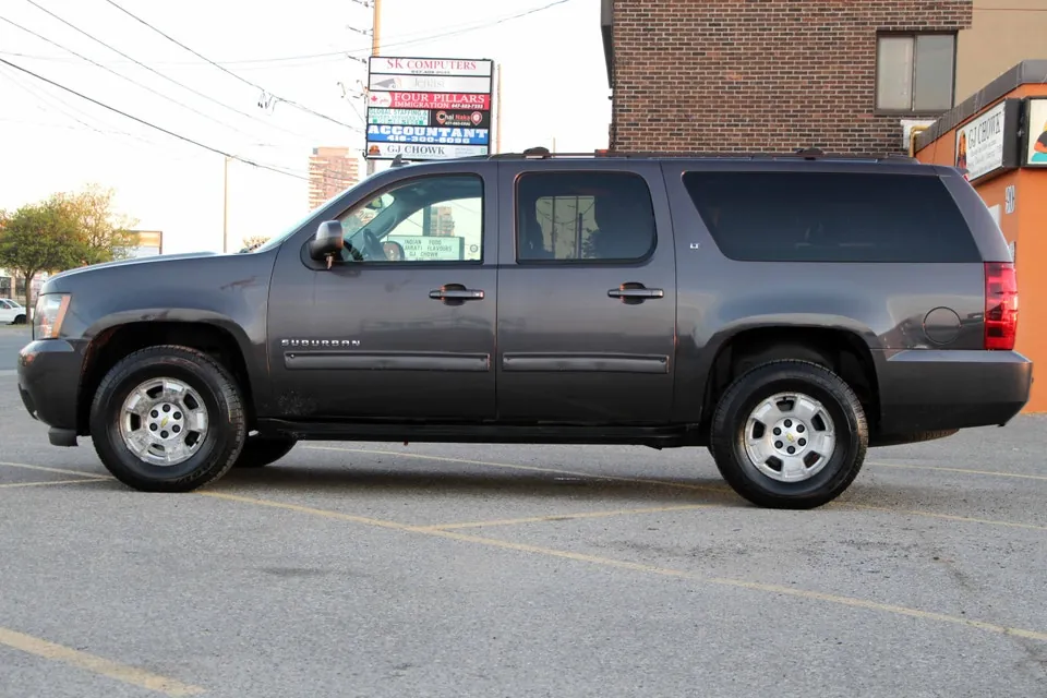 Chevrolet Suburban 2011 photo 3