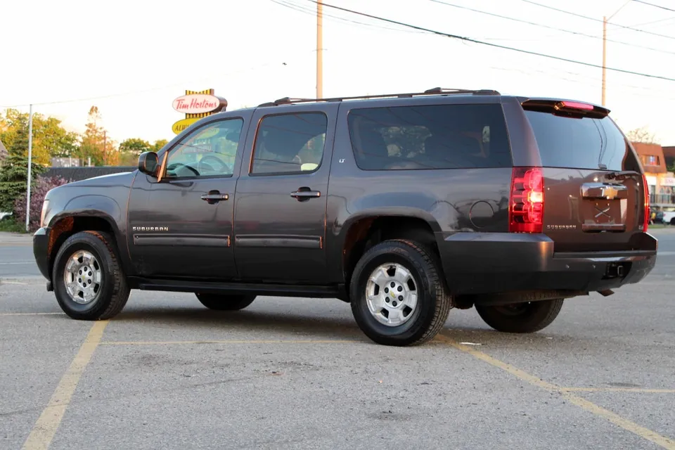 Chevrolet Suburban 2011 photo 4