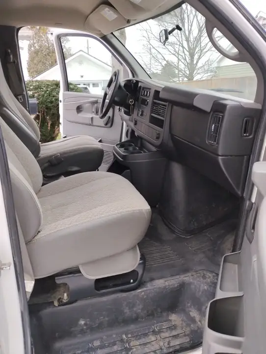 Chevrolet Express 2010 photo 2