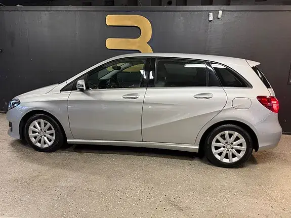Mercedes-Benz B 180 2015 photo 2