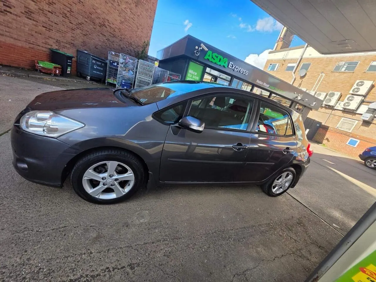 Toyota Auris 2010 photo 2