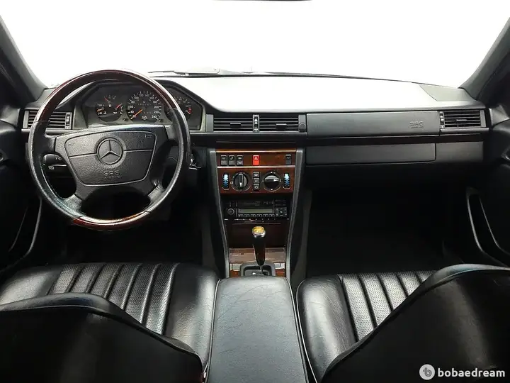 Mercedes-Benz E220 1995 photo 4