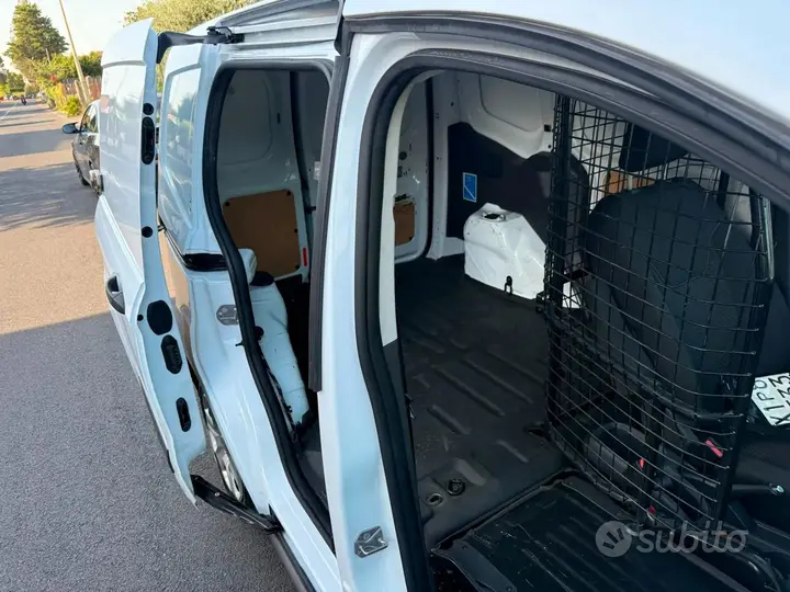 Ford Transit Courier 2023 photo 4