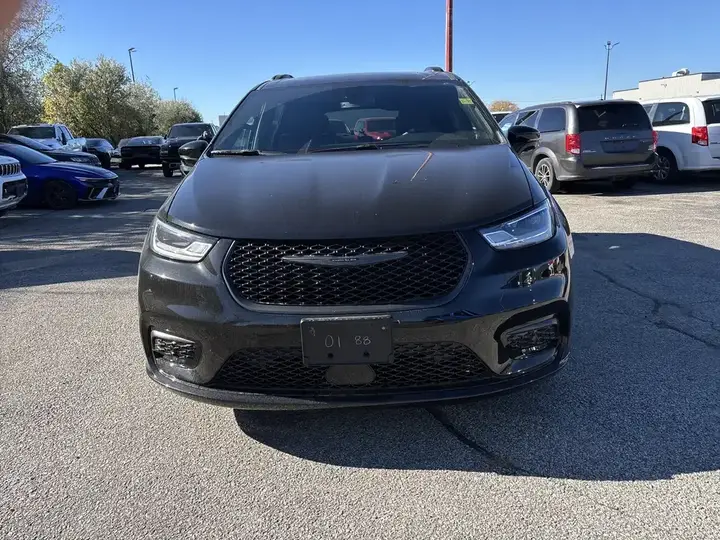 Chrysler Pacifica 2026 photo 2