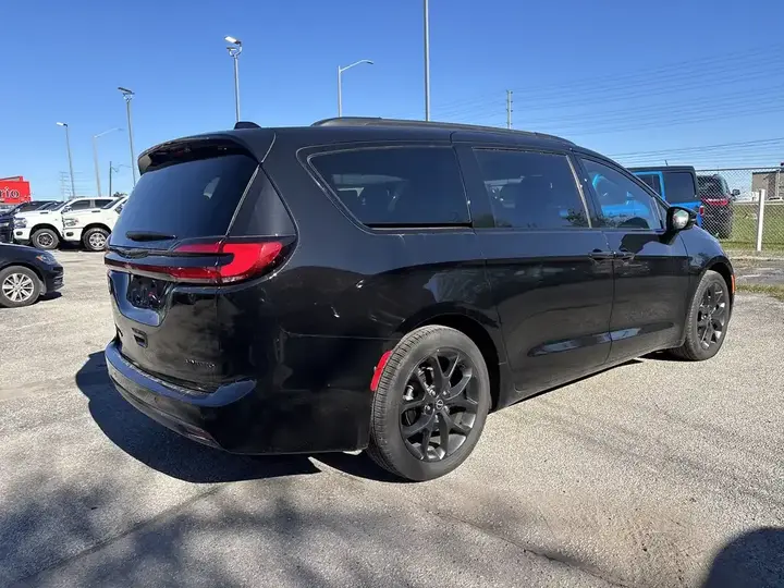 Chrysler Pacifica 2026 photo 5