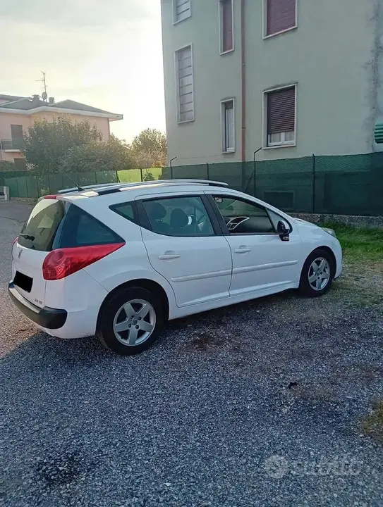 Peugeot 207 2012 photo 2
