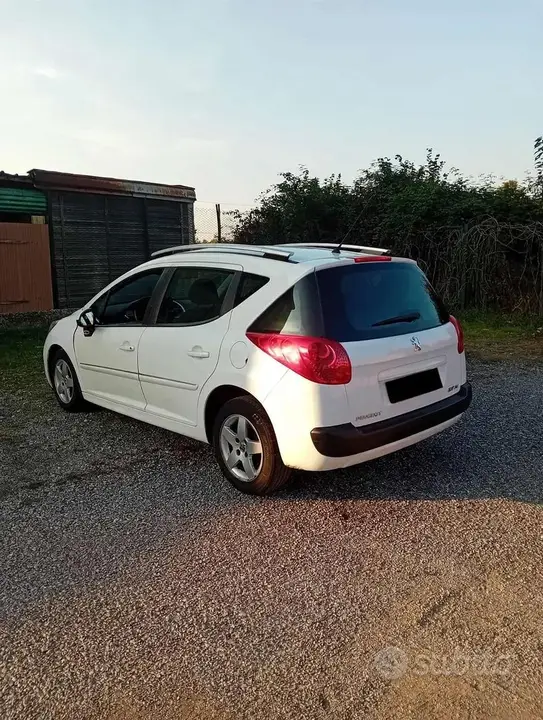 Peugeot 207 2012 photo 3