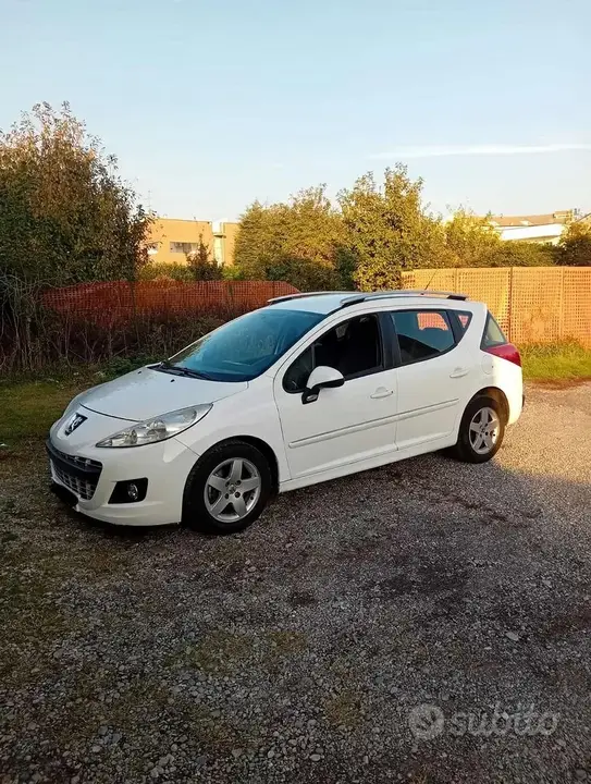 Peugeot 207 2012 photo 4