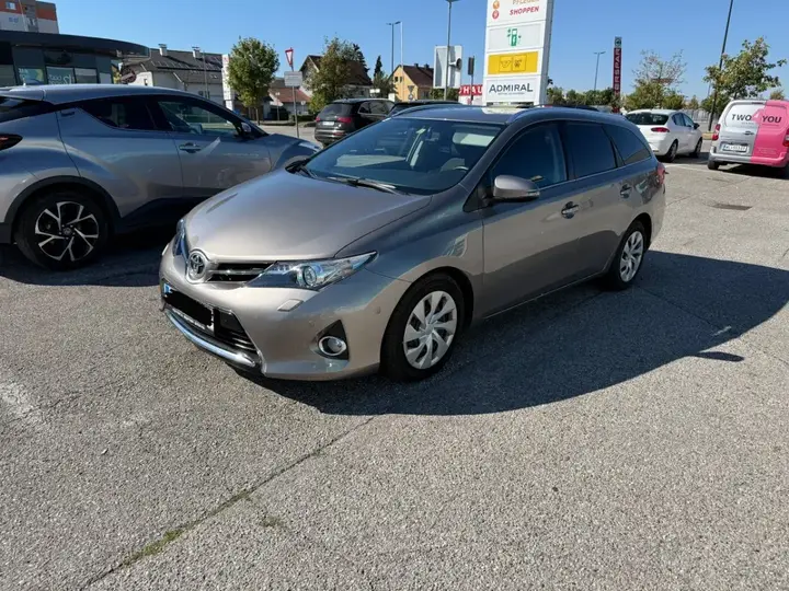 Toyota Auris 2014 photo 2