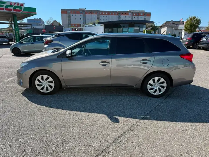 Toyota Auris 2014 photo 3