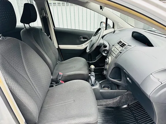 Toyota Yaris 2011 photo 5