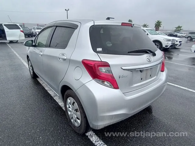 Toyota Vitz F 2015 photo 3