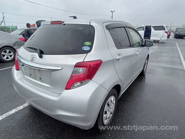 Toyota Vitz F 2015 photo 4