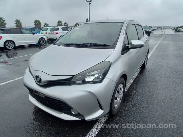 Toyota Vitz F 2015 photo 2