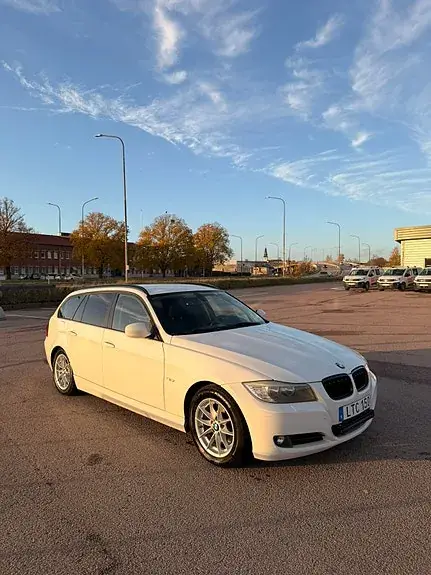 BMW 318D 2011 photo 2