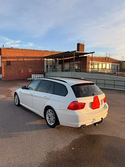 BMW 318D 2011 photo 4