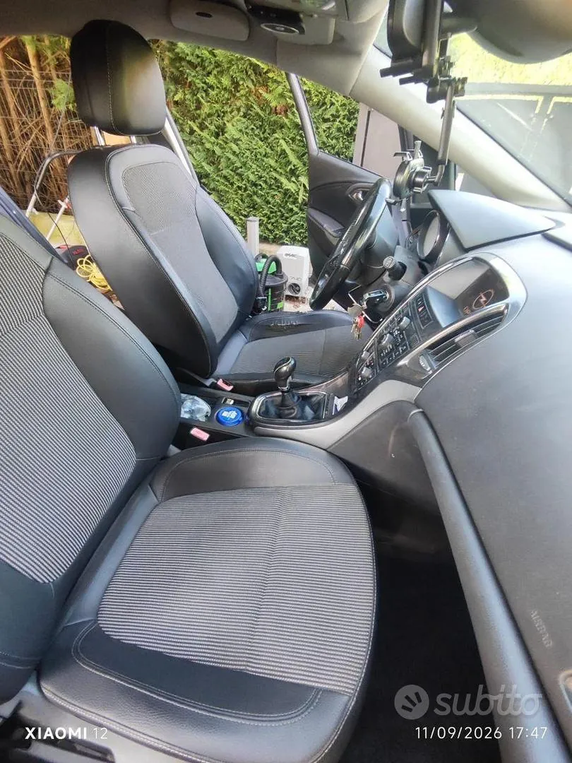 Opel Astra 2011 photo 2