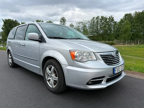 Lancia Voyager 2012 photo 2