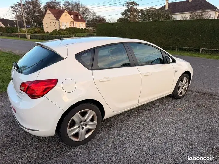 Opel Astra 2015 photo 2