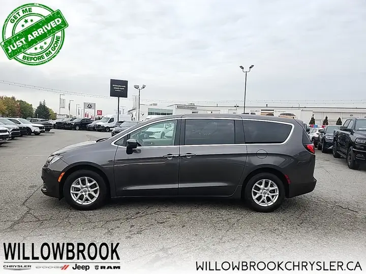 Chrysler Grand Caravan 2023 photo 2