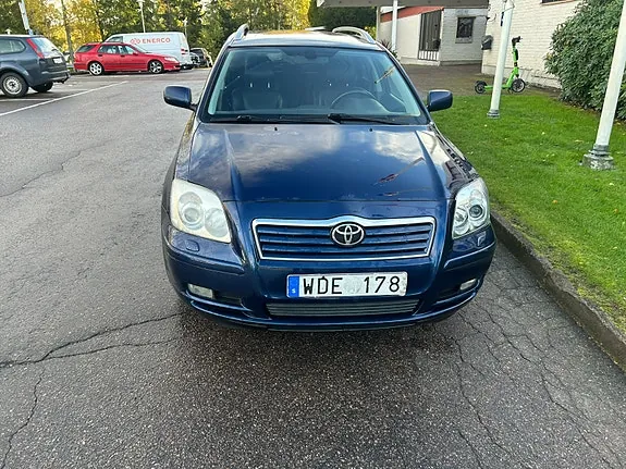 Toyota Avensis 2004 photo 2