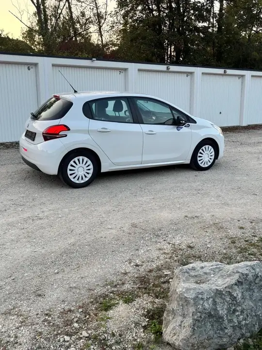 Peugeot 208 2017 photo 3