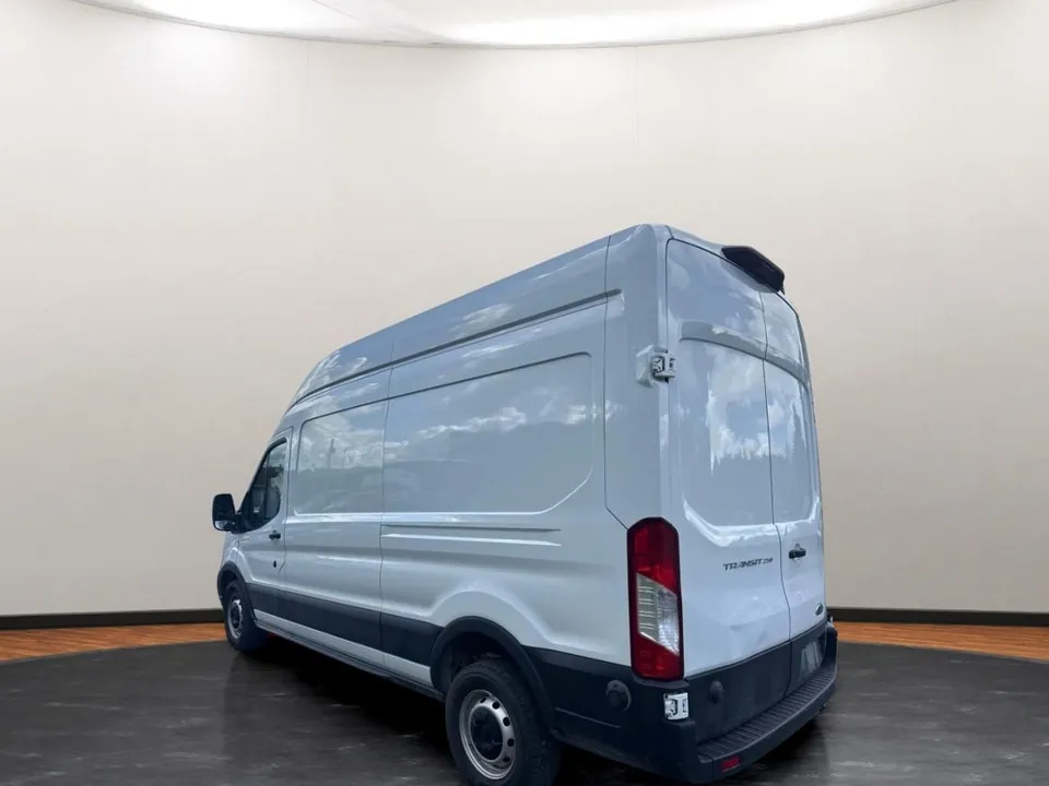 Ford Transit 250 2024 photo 2