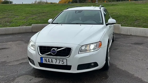 Volvo V70 2013 photo 2