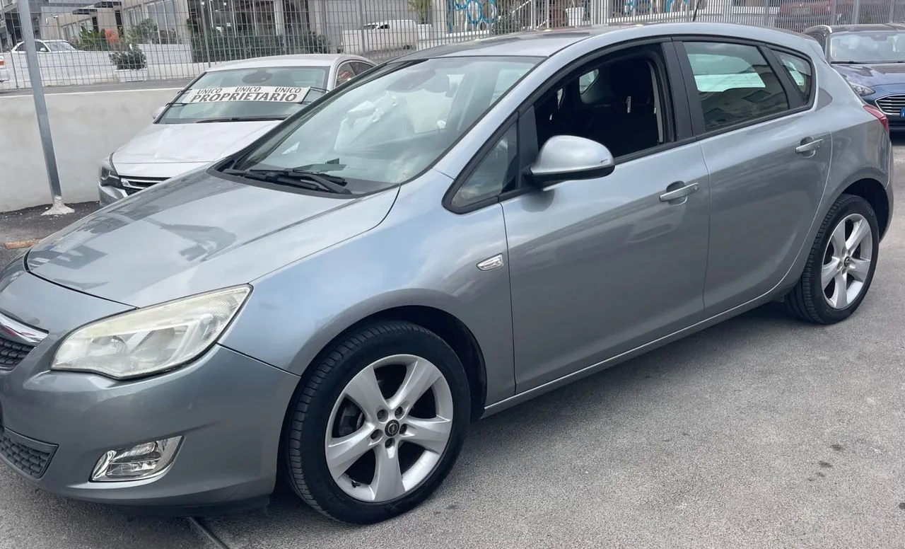 Opel Astra 2011 photo 2