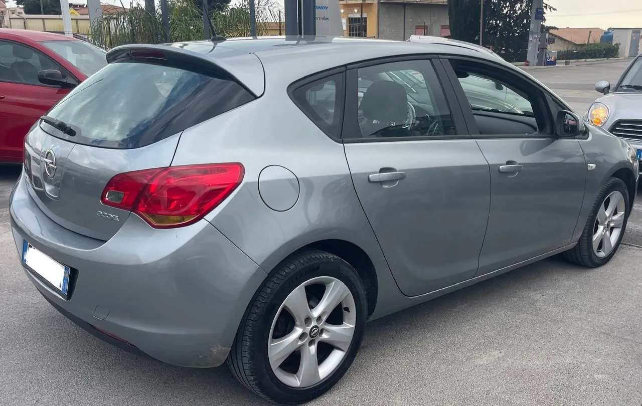 Opel Astra 2011 photo 4