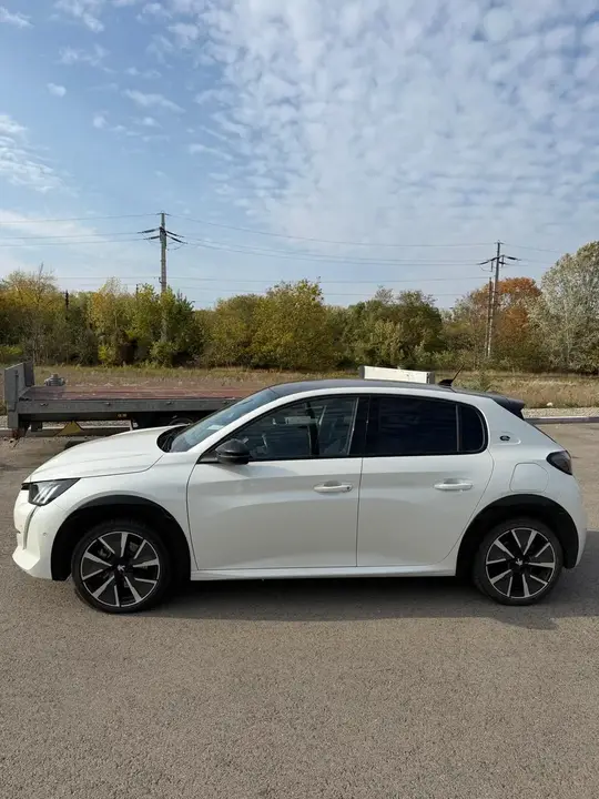 Peugeot E-208 2021 photo 2