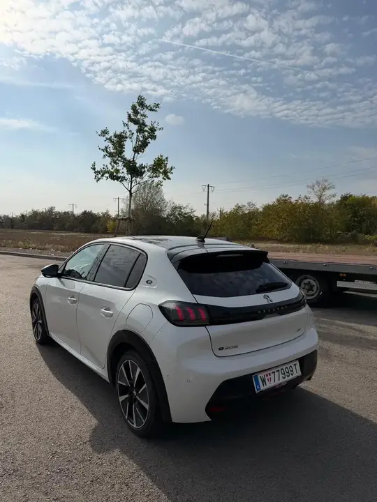 Peugeot E-208 2021 photo 3