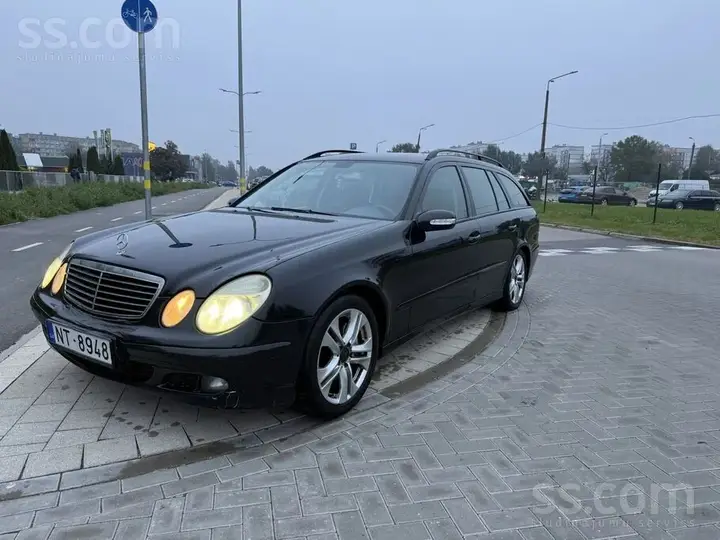 Mercedes-Benz E320 2005 photo 2