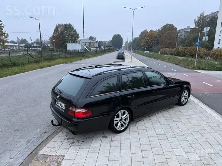 Mercedes-Benz E320 2005 photo 4