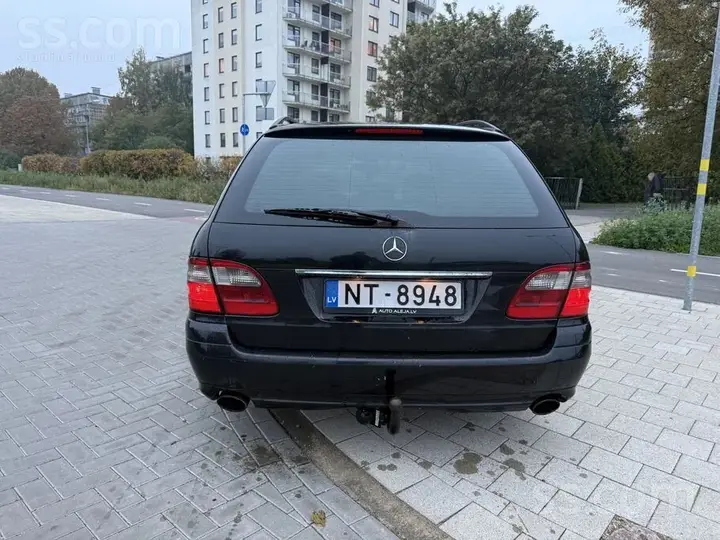 Mercedes-Benz E320 2005 photo 3