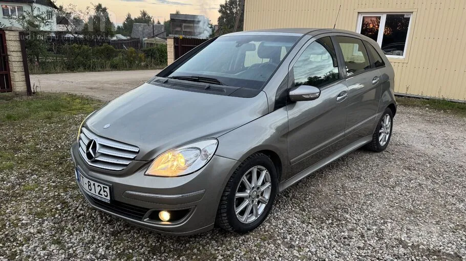 Mercedes-Benz B180