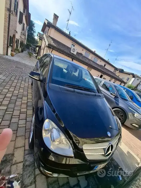 Mercedes-Benz B-Class 2011 photo 2