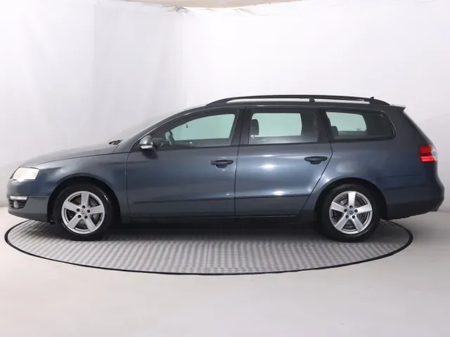 Volkswagen Passat Variant 2010 photo 2