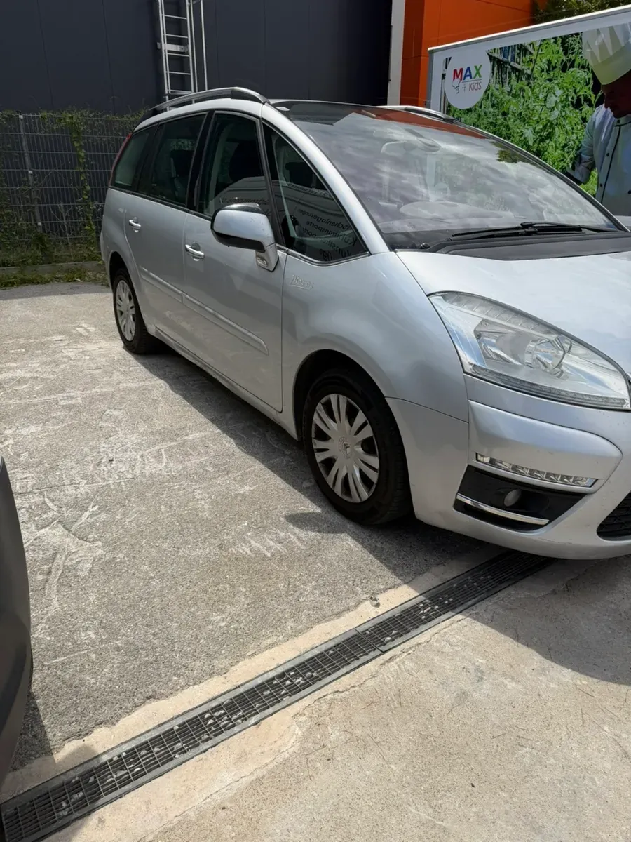 Citroen Grand C4 Picasso 2011 photo 2