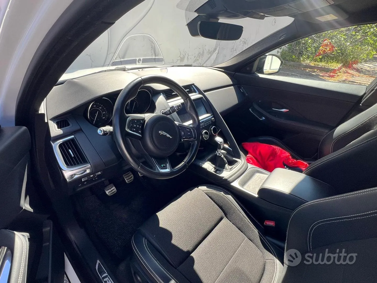 Jaguar E-Pace 2019 photo 4