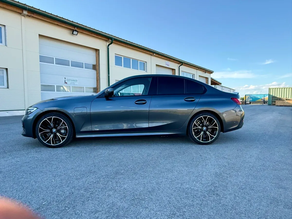 BMW 3 Series 2020 photo 2