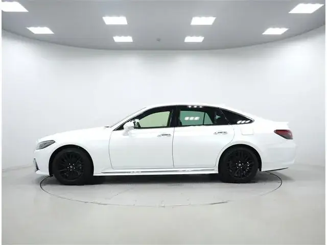 Toyota Crown Hybrid 2022 photo 4