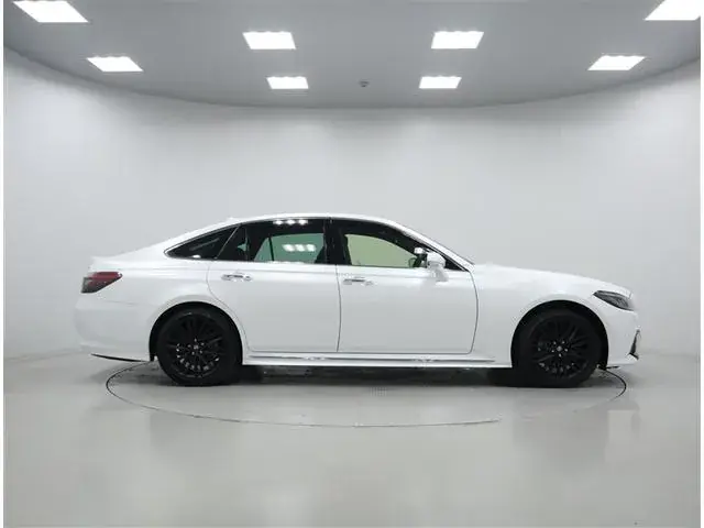 Toyota Crown Hybrid 2022 photo 5